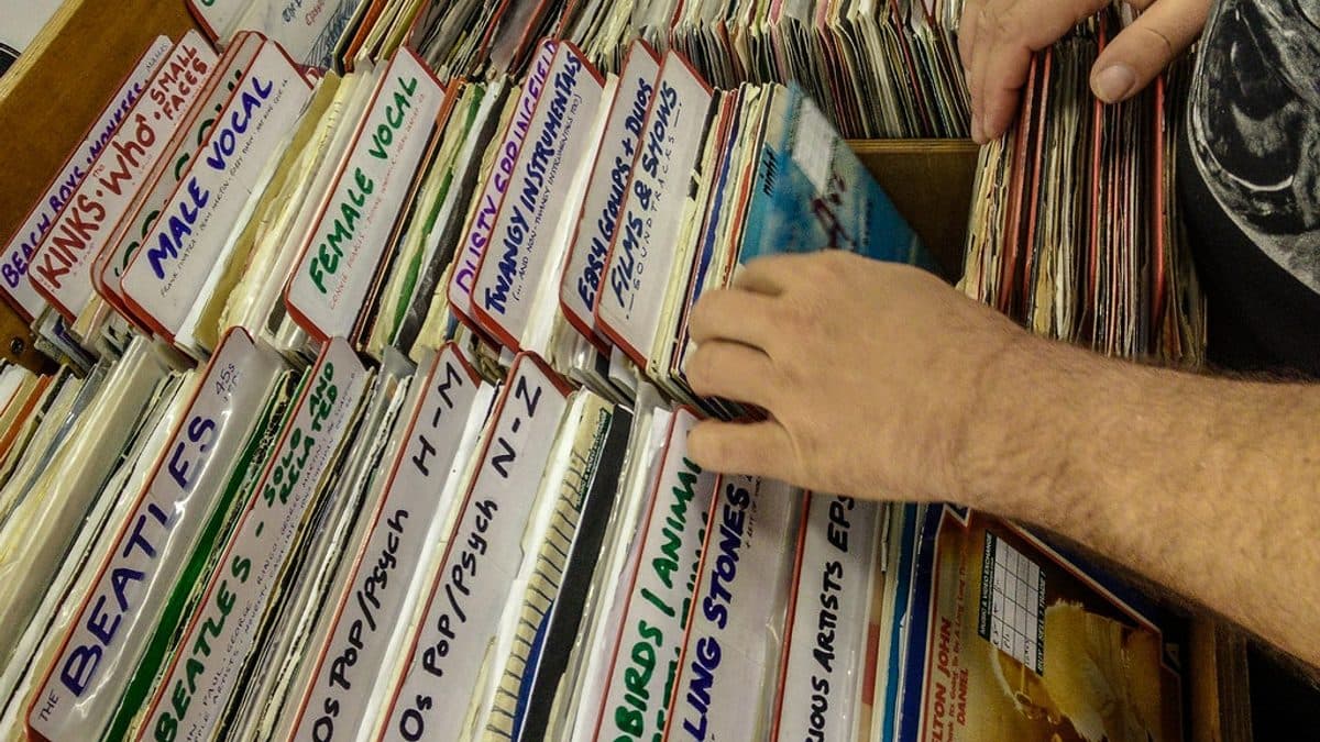 Tres días de cajas, hallazgos y manos manchadas: vuelve la feria del disco